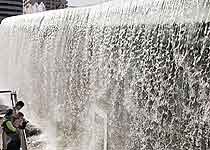 廣州東站廣場(chǎng)水景瀑布天氣
